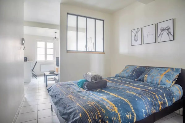 1 bedroom, desk, travel cot, free WiFi