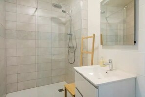 Dusch, hårtork, handdukar och tvål