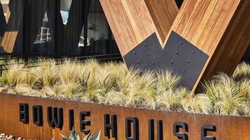 Un edificio moderno con fachada de madera y un letrero que dice "BOWIE HOUSE".