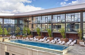 屋外プール、営業時間 7:00 ～ 19:00、カバナ (有料)、プール パラソル
