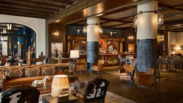 2 quầy bar/khu lounge, lounge tại sảnh