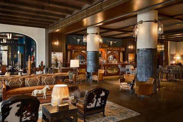 2 Bars/Lounges, Lobby-Lounge