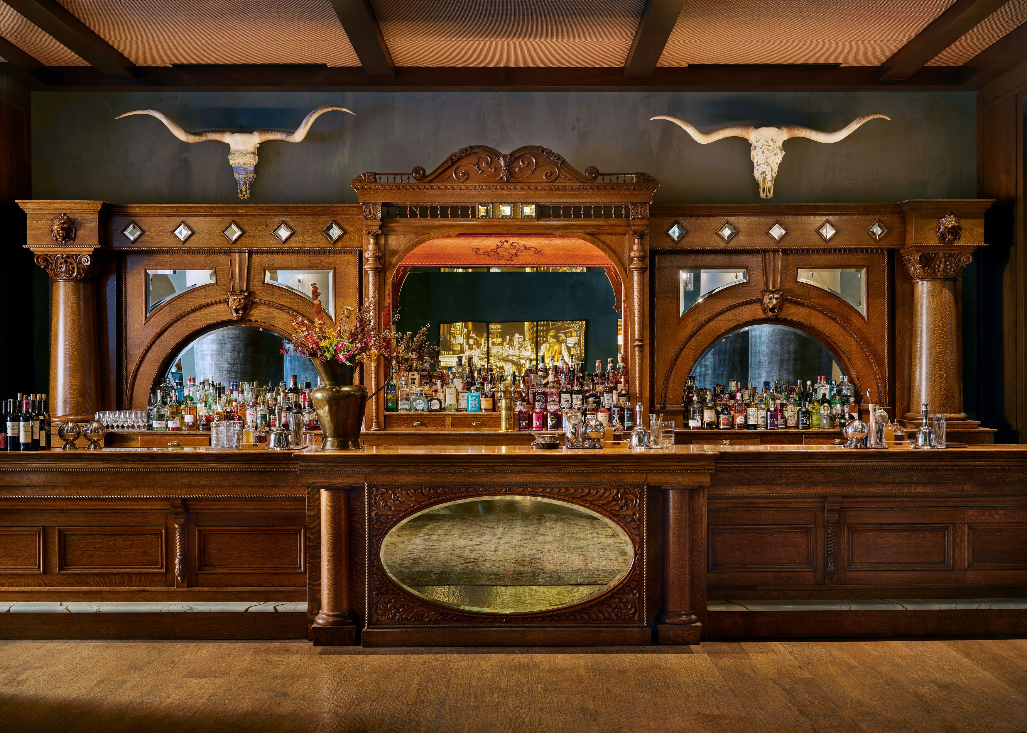 2 bars/lounges, lobby lounge