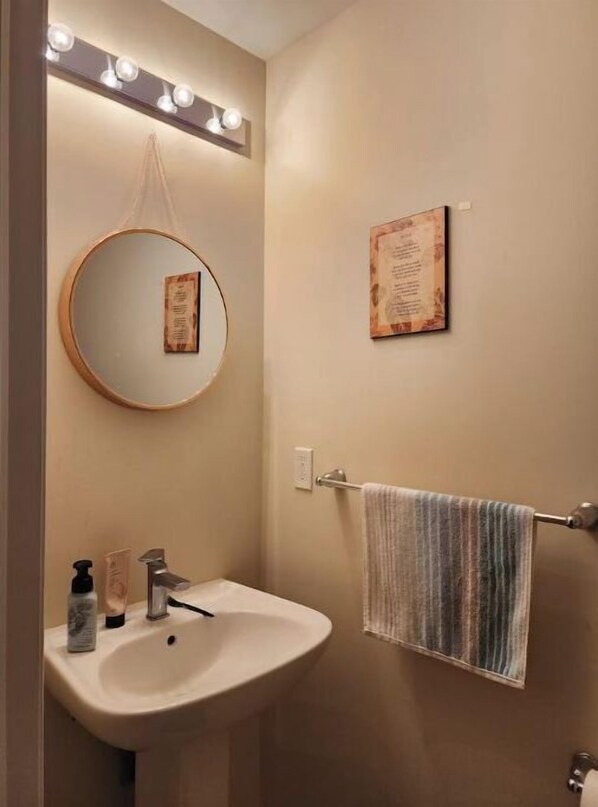 Sèche-cheveux, serviettes fournies, savon, papier toilette