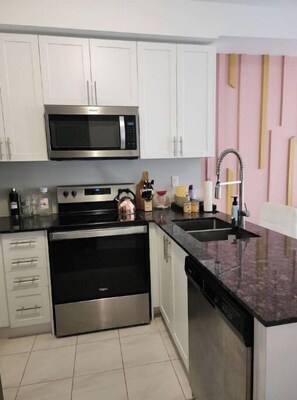 Private kitchen - Cozy Property in Toronto with Free Parking-WIFI, steps away from subway station (Toronto)