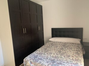 4 bedrooms, desk, iron/ironing board, WiFi - Blanco y Tinto (Logroño)