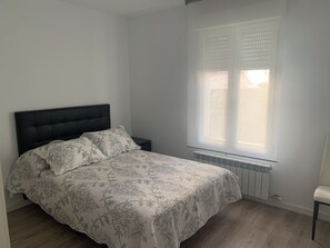 4 Schlafzimmer, Schreibtisch, Bügeleisen/Bügelbrett, WLAN