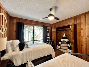 4 slaapkamers, een bureau, een strijkplank/strijkijzer, reisbedje