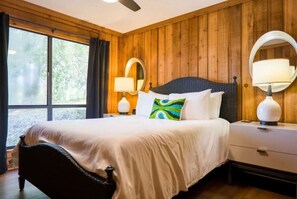 4 soverom, skrivebord, strykejern/-brett og reiseseng for barn