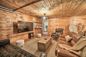 TV, fireplace - Panoramic Catskills Farmhouse and Spa (Harpersfield)