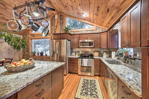 Waterfront Catskills Hot Tub, Sauna & Treehouse