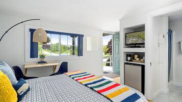 Classic Double Room, 1 Queen Bed, Refrigerator, Ground Floor | Individually decorated, individually furnished, soundproofing