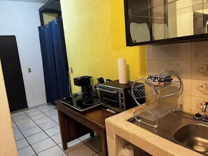 Refrigerador, horno, cafetera y tetera y tostadora 