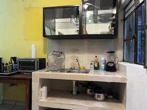 Kühlschrank, Ofen, Wasserkocher mit Kaffee-/Teezubehör, Toaster