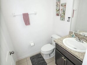 Soap, shampoo, toilet paper - Beautiful home 4 (Davenport)