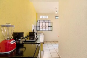 Kjøleskap, ovn, kaffetrakter/tekoker og brødrister