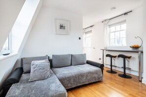 TV - St James's Nest. Cute 3BR 2Bth Steps to Big Ben! (London)