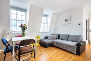 TV - St James's Nest. Cute 3BR 2Bth Steps to Big Ben! (London)