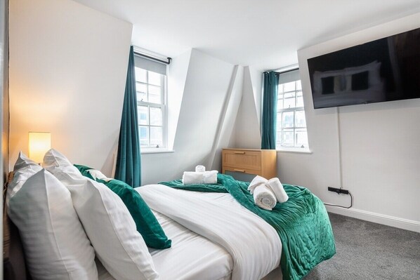 3 bedrooms, iron/ironing board, free WiFi, bed sheets - St James's Nest. Cute 3BR 2Bth Steps to Big Ben! (London)