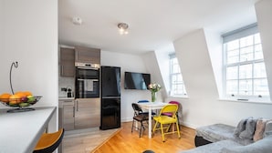 Un apartamento moderno con cocina, comedor y sala de estar.
