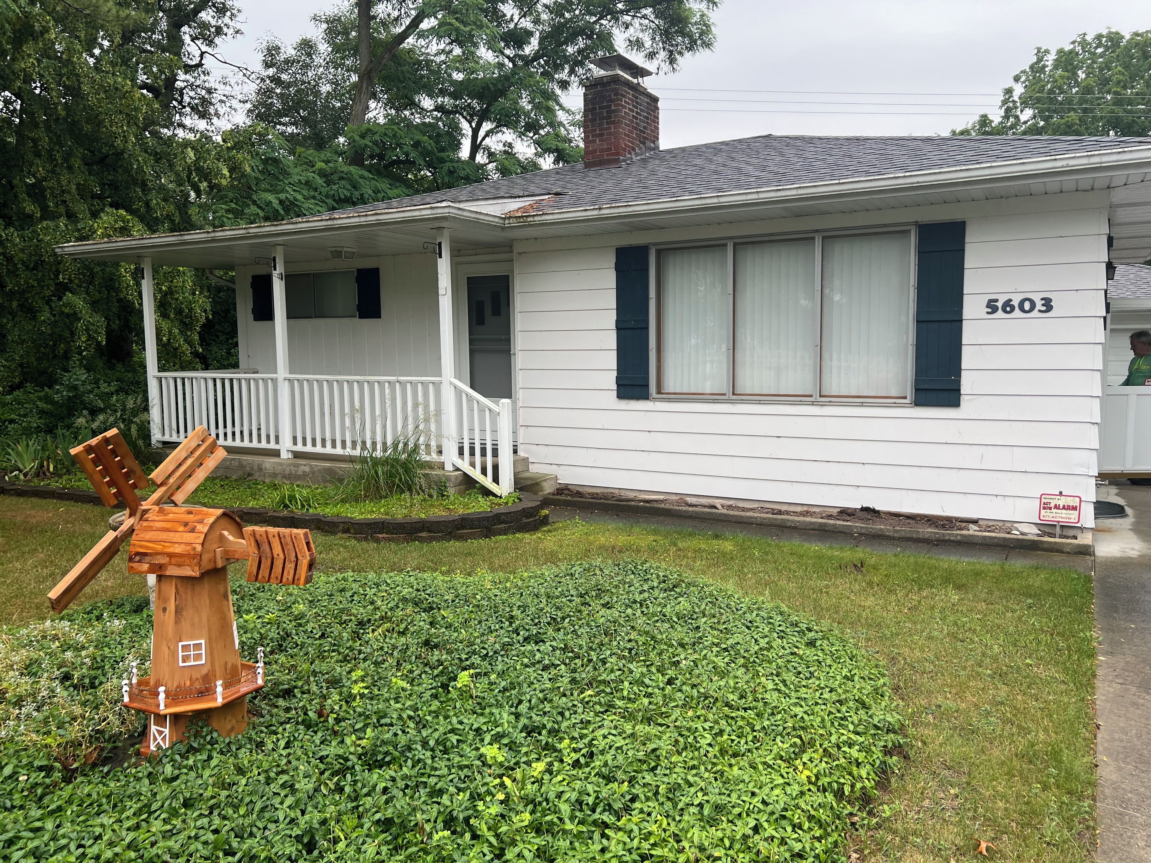 Caseville Roadhouse  beach access across the road,  and 4 miles from town