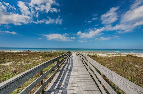 New 2 Bedroom Beachside villa suite Stroll to the beach and local restaurants and pubs.