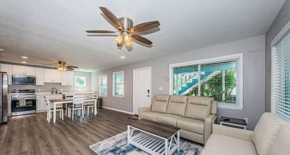 New 2 Bedroom Beachside villa suite Stroll to the beach and local restaurants and pubs.