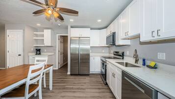 雪櫃、微波爐、焗爐、爐具