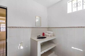 Regadera, toallas, jabón, shampoo