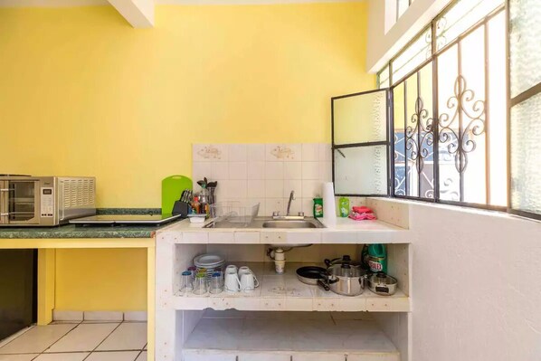 A kitchen with a microwave, sink, and various utensils. - Cozy Apartment 3 Romantic Zone Puerto Vallarta (Puerto Vallarta)