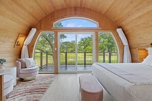 1 dormitorio, tabla de planchar con plancha, wifi y ropa de cama