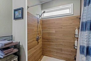 Shower, hair dryer, towels, soap - Zona’s home (Whitney)