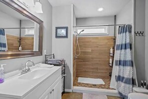 Shower, hair dryer, towels, soap - Zona’s home (Whitney)