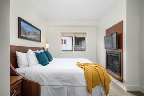 Desk, iron/ironing board, free WiFi, bed sheets - Cozy 1 bedroom getaway with views @ Resort & Spa (Canmore)