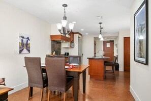Dining - Cozy 1 bedroom getaway with views @ Resort & Spa (Canmore)