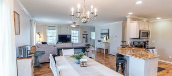 Bowers Retreat - Sleeps 10 - Steps to beach & bars! 10 Minutes to DE Turf!