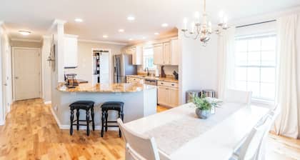 NEW! Bowers Retreat - Sleeps 10 - Steps to beach! 10 Minutes to DE Turf!
