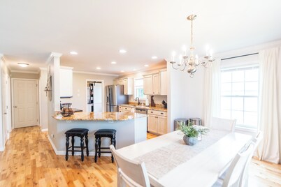 NEW! Bowers Retreat - Sleeps 10 - Steps to beach! 10 Minutes to DE Turf!