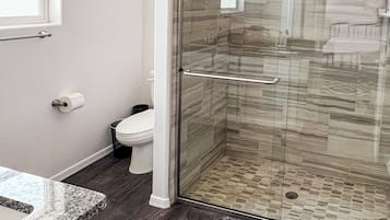 Een douche, een haardroger, handdoeken, zeep