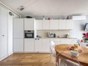 Een koelkast, een microgolfoven, een oven, een vaatwasser