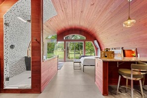 1 slaapkamer, een strijkplank/strijkijzer, wifi, beddengoed