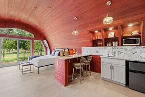 Geladeira, micro-ondas, cafeteira/chaleira