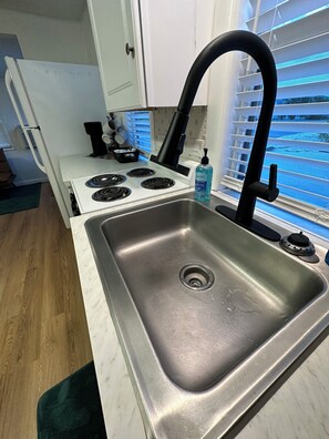 ميكروويف، فرن، موقد طهي مسطح، ماكينة لصنع القهوة/الشاي