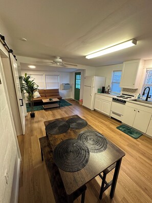 Mikrowelle, Ofen, Herdplatte, Wasserkocher mit Kaffee-/Teezubehör