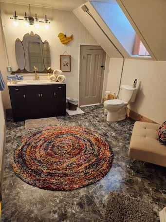 Shower, hair dryer, towels, soap. Enjoy the top floor of this victorian house
With two suites & a bonus bedroom