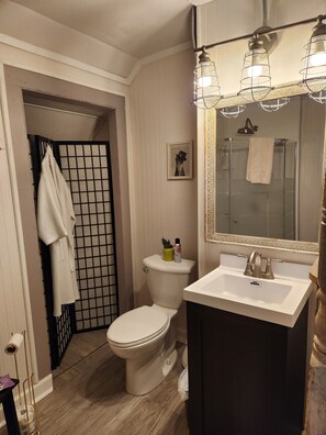 Douche, sĂšche-cheveux, serviettes fournies, savon