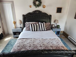3 bedrooms, desk, iron/ironing board, free WiFi - Enjoy the top floor of this victorian house 
With two suites & a bonus bedroom  (Lansing)