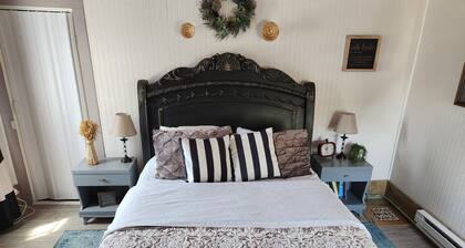 Enjoy the top floor of this victorian house
With two suites & a bonus bedroom