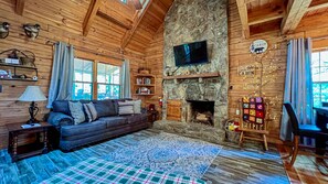 TV, fireplace, books - Visit Callaway's Fantasy in Lights with Happy’s Hideaway- Fiber Wifi and Hot tub (Warm Springs)