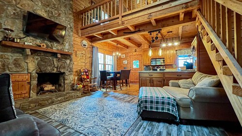 Spend Easter at Happy’s Hideaway- Fiber Wifi and Hot tub - Callaway Gardens